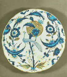 Iznikfat målat med en påfågel som sitter bland blommor, Turkiet, omkring 1550-55