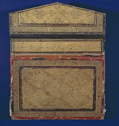 Yttersida av ett koranfodral med förgylld eslimi-design av sura 56 i thulth (läder) (se 181734)
