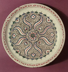 Tallrik dekorerad med ett lågmönster, Iznik, från Turkiet (keramik)