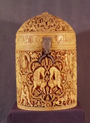 Pyx med en relief som skildrar det höviska livets nöjen, inskrivet med namnet Al-Mughira, son till kalifen Abd-al-Rahman III, Umayyadperioden, från Cordoba, 968 e.Kr. (se även 101673)