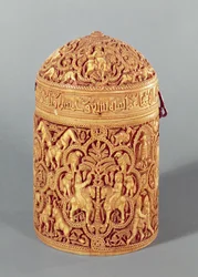 Pyx med en relief som visar hovlivets nöjen, inskriven med namnet Al-Mughira, son till kalifen Abd-al-Rahman III, Umayyadperioden, från Cordoba, ca 968 e.Kr. (se även 101673 & 15