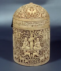Pyxid (låda) av Al-Mughira (Al Mughira eller Moughira) i elfenben från Cordoba och avsedd för Emiren, 968. Paris, Louvren