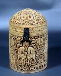 Pyxid (låda) av Al-Mughira (Al Mughira eller Moughira) i elfenben från Cordoba och avsedd för Emiren, 968. Paris, Louvren