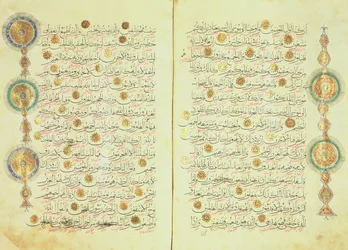 Koran i seldjukisk stil med förgyllda solstrålemärken och små träd i marginalen för att underlätta räkningen och markera punkterna för nedfallande