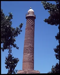 Den lutande minareten i den stora moskén Al Kabeer (Al Noori)