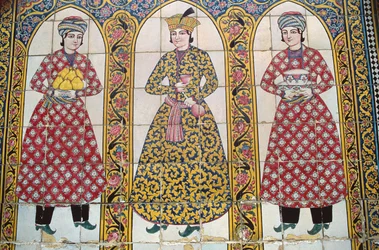 Kakelpanel som illustrerar traditionella dräkter (keramik)