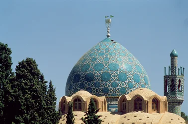 Turkos kaklade kupol av Shah Nematollah Valis mausoleum, byggd mellan 1330-1430
