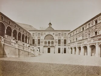 Album "Italie 1882, Neapel, Pise, Gênes, Corniche": Innergården i Prinsens palats i Monaco