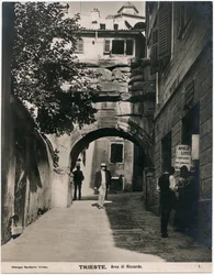 Arch of Riccardo, ata na saunia e Giuseppe Maylander, Trieste, Friuli-Venezia Giulia, Italia, ca 1910swed