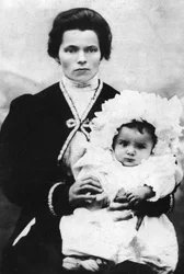 Benito Mussolini som barn med sin mamma Rosa Maltoni - 1884 - Benito MUSSOLINI (1883-1945) i famnen på sin mamma Rosa Maltoni.