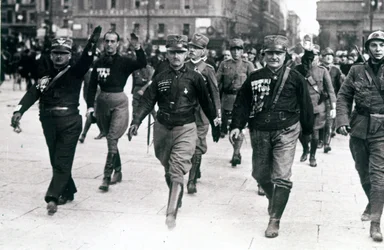 Svarta skjortor Walking on Rome