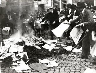 Fascistiskt team bränner socialistiska tidningar "Il Paese" efter att ha ödelagt belägringen