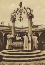 Firenze / Florens: Florens omgivningar, Certosa, brunnen i det stora klostret (s/v foto)