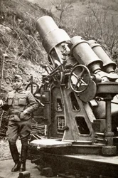 Första världskriget: Italiensk armésoldat ligger nära en granatkastare. 1917. Italien Fotografi