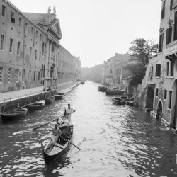 Gondolierer på en kanal i Venedig