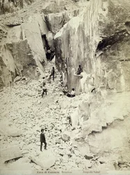 Grupp stenbrott i arbete i ett av stenbrotten i Ravaccione, ca 1890-1900