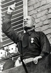 Mussolini i svart skjorta