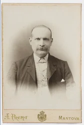 Foto på ett vykort som porträtterar målaren Albano Lugli
