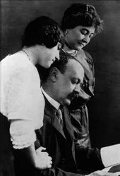 Porträtt av Italo Svevo, italiensk författare (1861-1928) med sin fru och dotter.