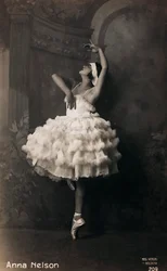 Porträtt av en ballerina, vykort; stödet innehåller indikationen "Anna Nelson"