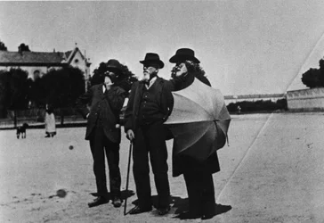 Kompositören Giuseppe Verdi (1813-1901), arkitekten Camillo Boito (1836-1914) och Noseda under besöket av verken av rasthuset för kompositörer (Casa di Riposo per Musicisti) omkring 1898 på Buonarroti-torget i Milano.