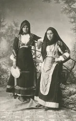 Två kvinnor i traditionella kläder från Belvi och Aritzo, Sardinien, Italien, ca 1910