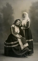 Två kvinnor i traditionella dräkter, Fonni, Sardinien, Italien, ca 1915