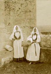 Två kvinnor i traditionella dräkter, säljare av orbace (sardinsk fårull), Sardinien, Italien, ca 1915