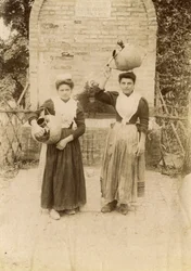Två unga kvinnor i traditionella kläder och med terrakottakrukor vid en brunn, Marche, Italien, ca 1910