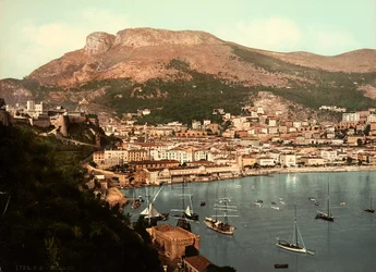 Utsikt över staden Monaco, mot den homonyma bukten, i Furstendömet Monaco, i Frankrike