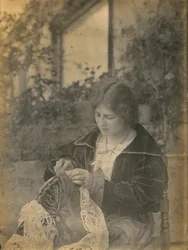 Kvinna syr spetsklänning, Italien, ca 1910
