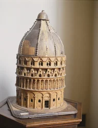 En modell av dopkapellet i Pisa (trä)