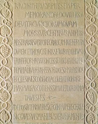 Medeltidens arkeologi (medeltiden). Barbarian Art of Lombardiet: Drottning Ragnetrudes gravsten (Raginthruda) är från 740-750. Lombardisk konst. Pavia, Civic Museum, Archaeological Section (Pavia, Musei Civici, Sezione Archeologia).