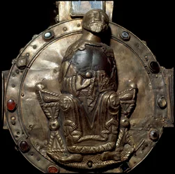 Medeltidens arkeologi (medeltiden). Barbarisk konst i Lombardiet: Cross of Desiderio (Kung Didiers kors). Silver och guldblad inlagda med ädelstenar, glas och camee. Detalj av den centrala skivan med Kristus på tronen