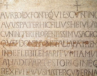 Medeltidens arkeologi (medeltiden). Barbarisk konst i Lombardiet: gravstenen över den lombardiska kungen Cunipert, känd som den fromme (Cuniperto, 678-700). Lombardisk konst. Pavia, Civic Museum, Archaeological Section (Pavia, Musei Civici, Sezione Archeol