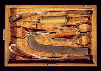 Låda med obstetriska instrument (trä och metall)