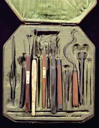 Låda med oftalmiska instrument (trä och metall)