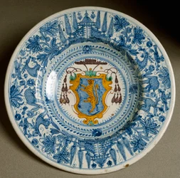En kardinals vapensköld. Keramiskt fat tillverkat i Deruta, Italien. Omkring 1620, Florens, Museo Nazionale del Bargello