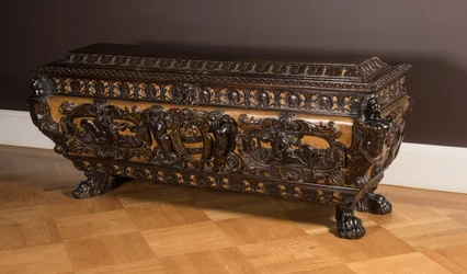 Cassone (ristad och förgylld valnöt)