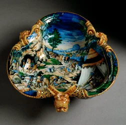 Keramisk skål i form av en dekorerad treklöver med en framställning av Hannibal under övergången över Alperna, tillverkad i Urbino i Fontana-verkstaden, Italien. Omkring 1550, Florens, Museo Nazionale del Bargello