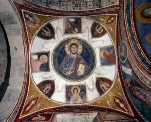 Kristus som ger välsignelse omger symboler för evangelister Fresk från 1200-talets italienska skola. Valv 15 i kryptan i katedralen i Anagni. Italien