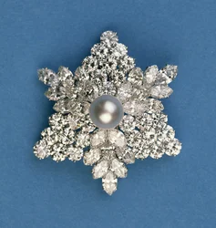 Cirkulär och marquise diamant snöflinga brosch från Bulgari