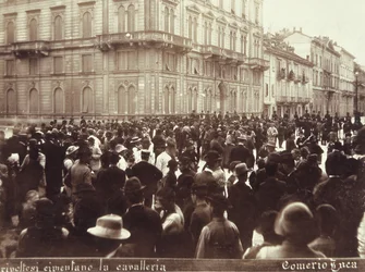 Medborgare utmanar general Bava Beccaris kavalleri under upploppen i Milano, 6-9 maj 1898