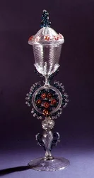 Färglös bägare med utarbetad färgad stjälk av Salviati & Co., 1869 (glas)