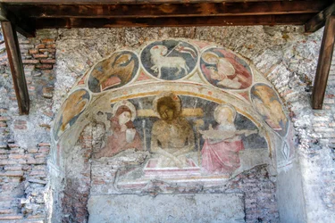 Deposition av Kristus mellan Jungfru Maria, St John, med evangelistsymboler och Agnus Dei på bågen