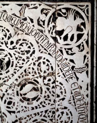 Detalj från det ursprungliga marmorgolvet 1000-1200-talet