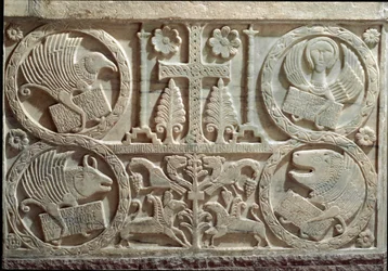 Detalj av stuck med symboler för de fyra evangelisterna (tetramorf): ängeln för Sankt Matteus, lejonet för Sankt Markus, tjuren för Sankt Lukas och örnen för Sankt Johannes. 730-740, Cividale, San Callistos baptisterium