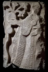 Biskopsfigur, fragment från grupp föreställande dopprocession, marmorbasrelief, Italien