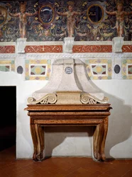 Öppen spis med initialerna F.II.M.M.V som betecknar Federigo Gonzaga II Marchese of Mantua, med en dekorativ fris ovanför som innehåller olika intryck från Gonzaga-vapnet, 1528 (fris)