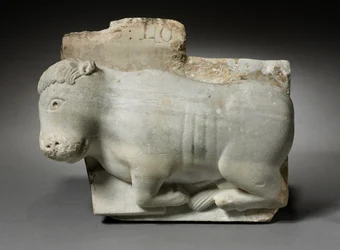 Fragment av ett huvudstad med oxen av Saint Luke, c.1175-1200
